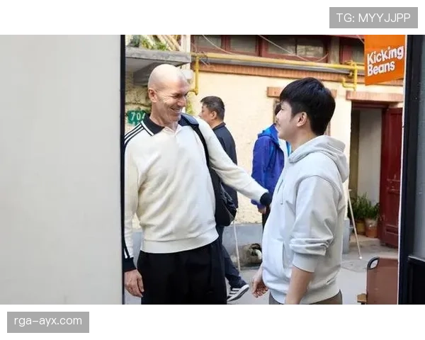 齐达内妙手控节奏,球队攻防转换如行云流水 齐达内妙手控节奏,球队攻防转换如行云流水